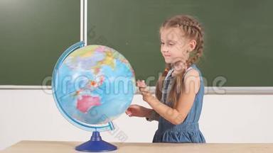 教室背景黑板上有地球仪的女学生